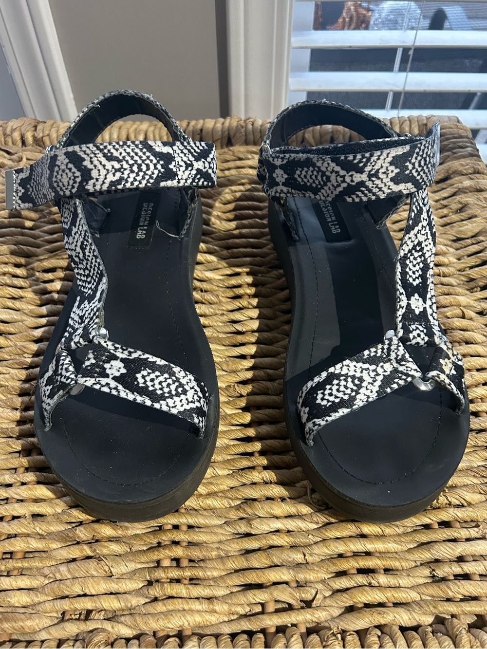 Design Lab Lord & Taylor Women’s Black and White Print Sandals Size 8